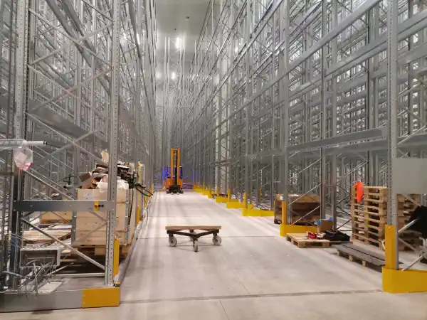  ustawianie regałów