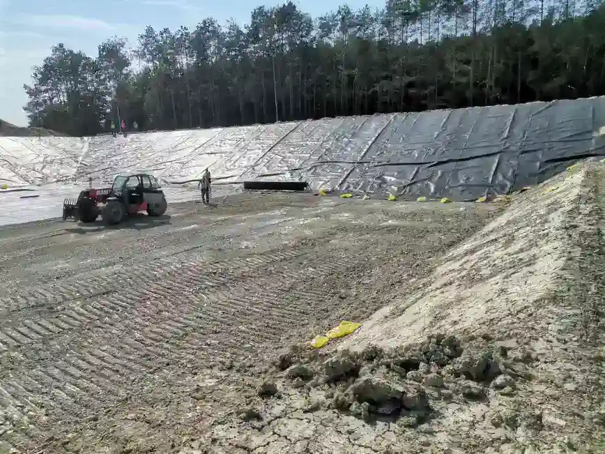 rozkładanie folii na dnie kwatery