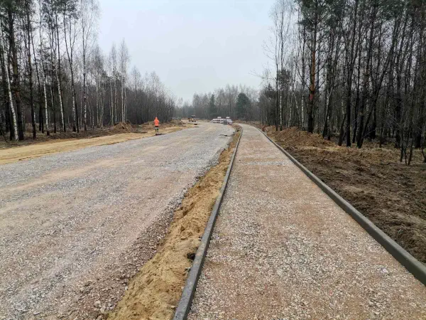 oporniki chodnika i tyczenie ścieszki rowerowej