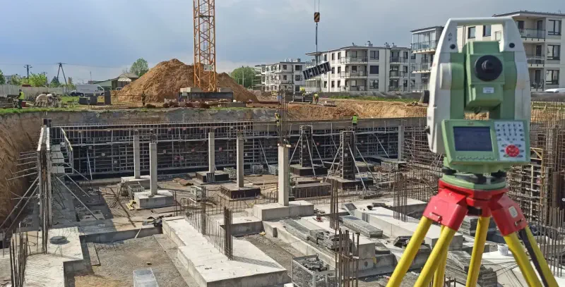 geodeta tyczenie osi konstrukcyjnych